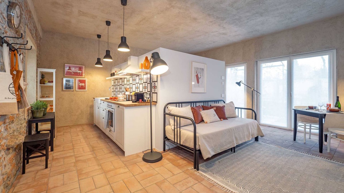 Cressa Apartment | Characteristic Apartment with Garden in Restored Farmhouse