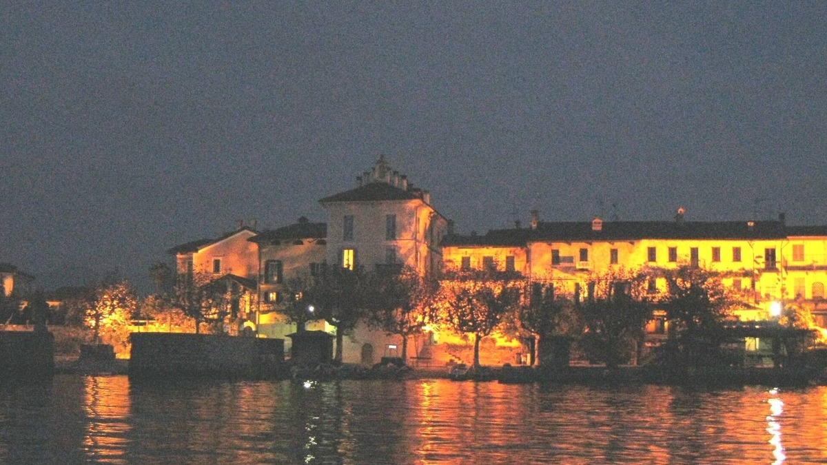 Stresa Apartment | Characteristic house of the Isola Pescatori by the lake