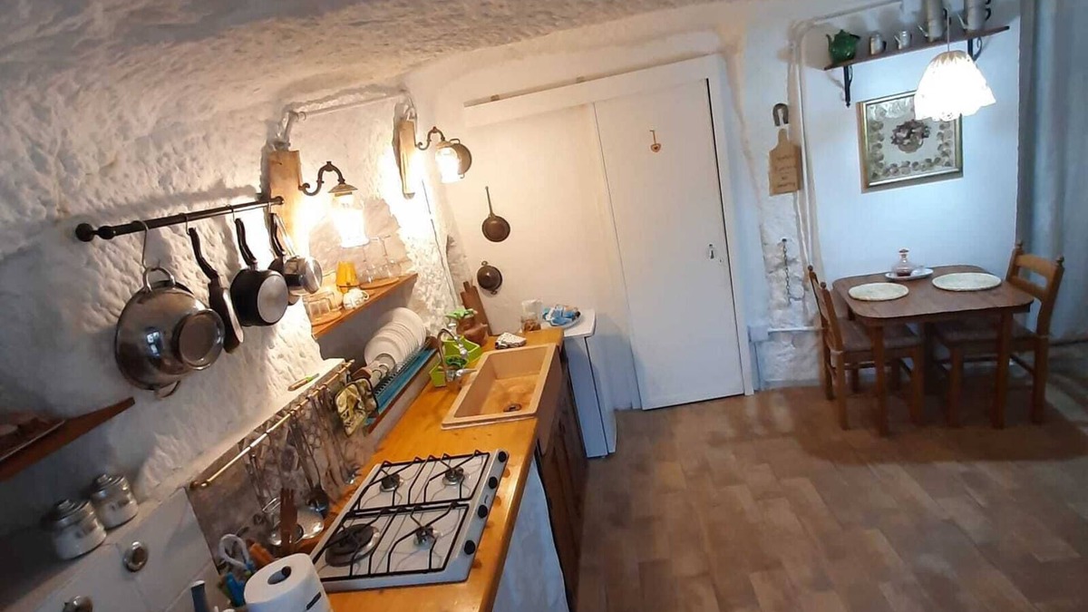 Fabrica di Roma House | Characteristic cave from the 1200s