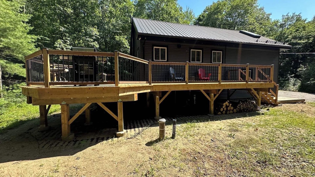 Gravenhurst Cottage | Charcoal Tree House: Cozy Cottage, Luxe Deck, Stargazing, Theatre, Forest Views
