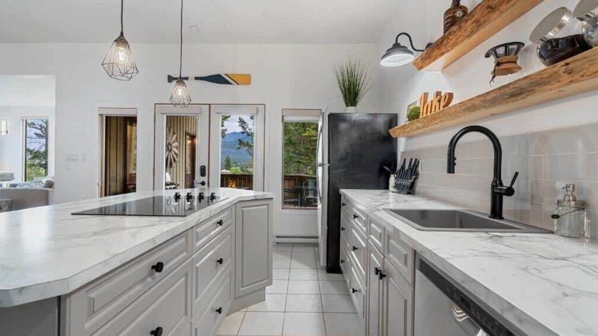 East Kootenay Cabin | Chardonnay Chalet | No Service Fees | Fireplace