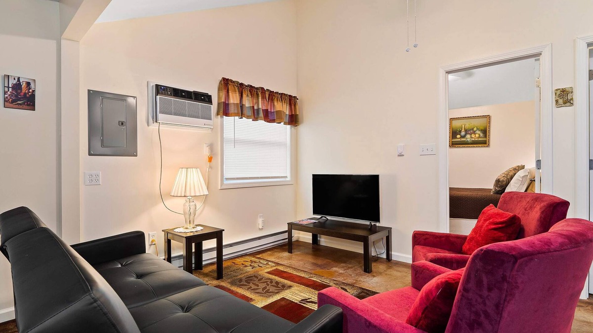 Geneva-on-the-Lake Cottage | Chardonnay Cottage - GOTL Strip - Cozy & Quaint