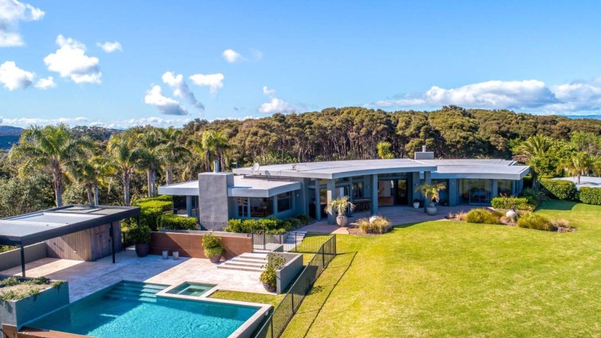 Omiha House | Chardy Ridge Summary: