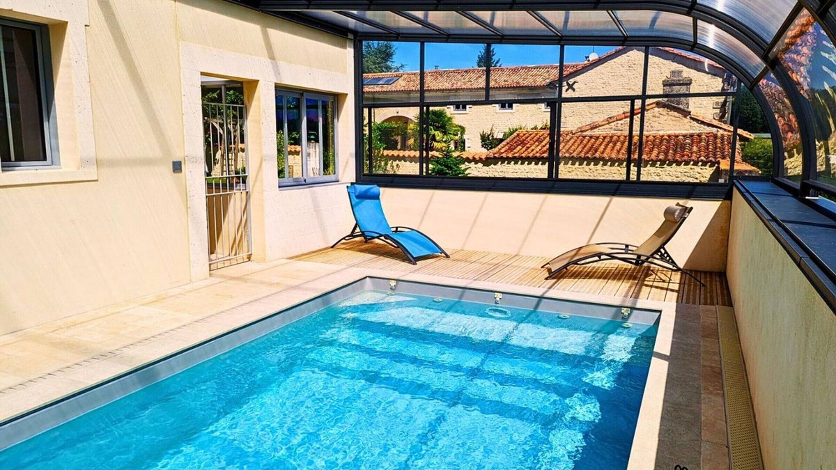 Salles-de-Barbezieux Cottage | "Charentaise rénovée avec piscine, sauna et équipements bébé, proche de Barbezieux"