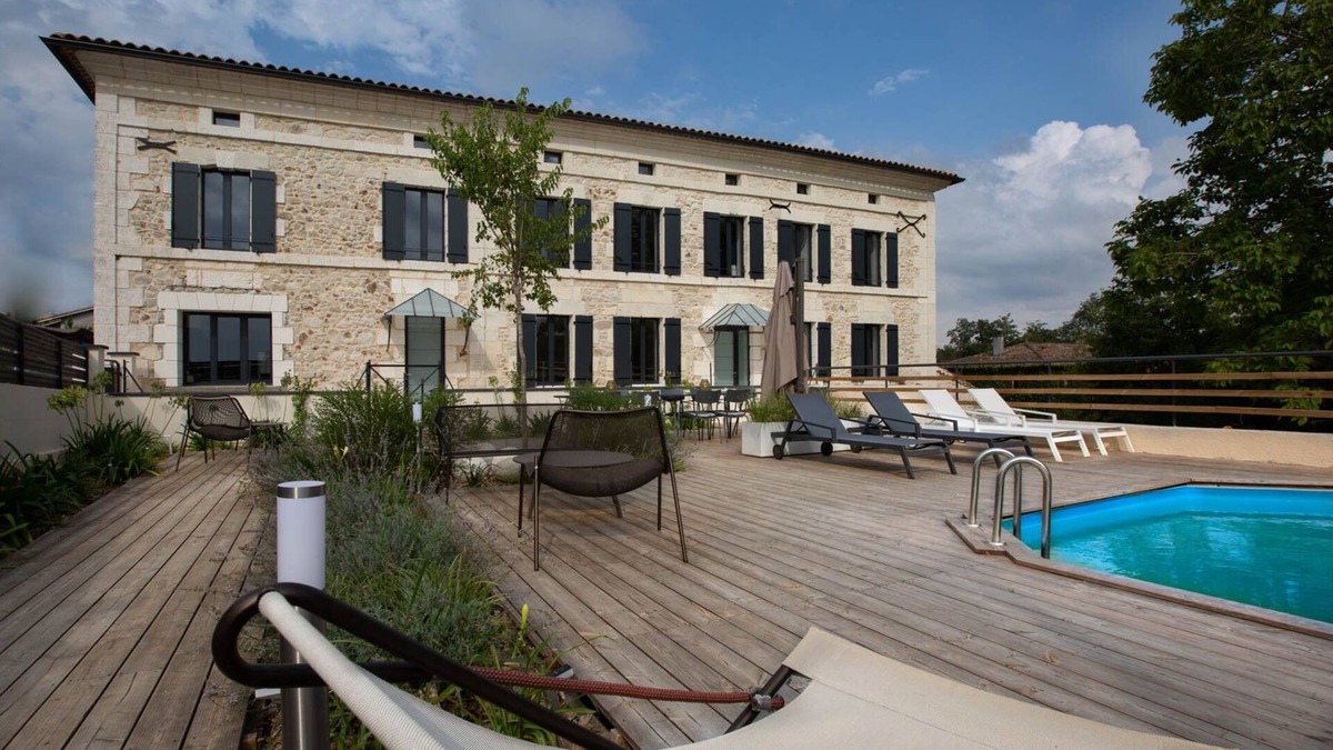 Medillac House | Charentaise and atypical farmhouse feet in the water - 15 people
