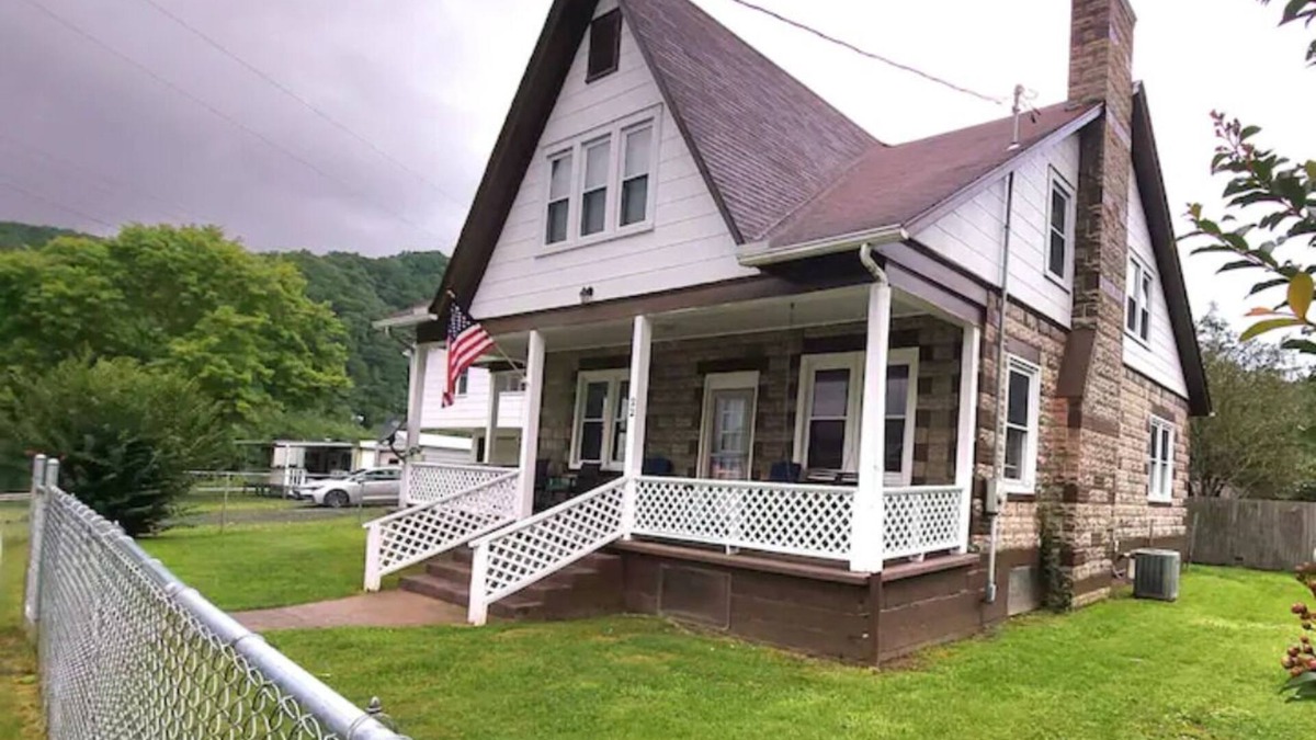 Meadow Bridge House | Charismatic 4-bedroom home on the New River