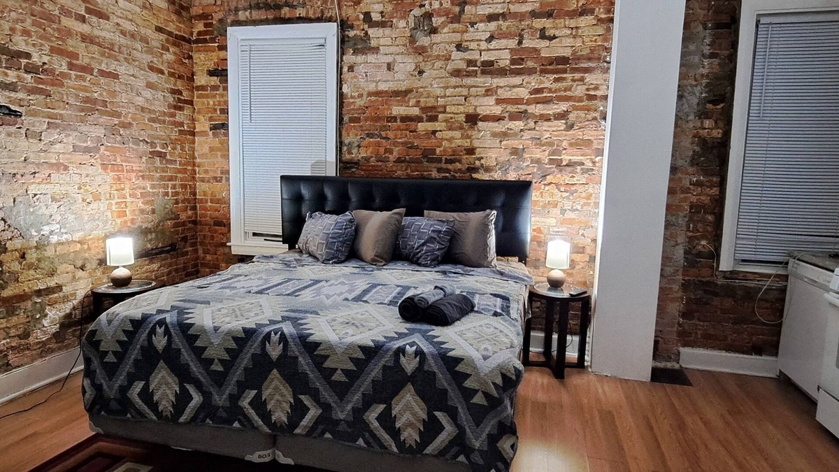 Downtown Baltimore Apartment | Charle's Village Cozy Studio,