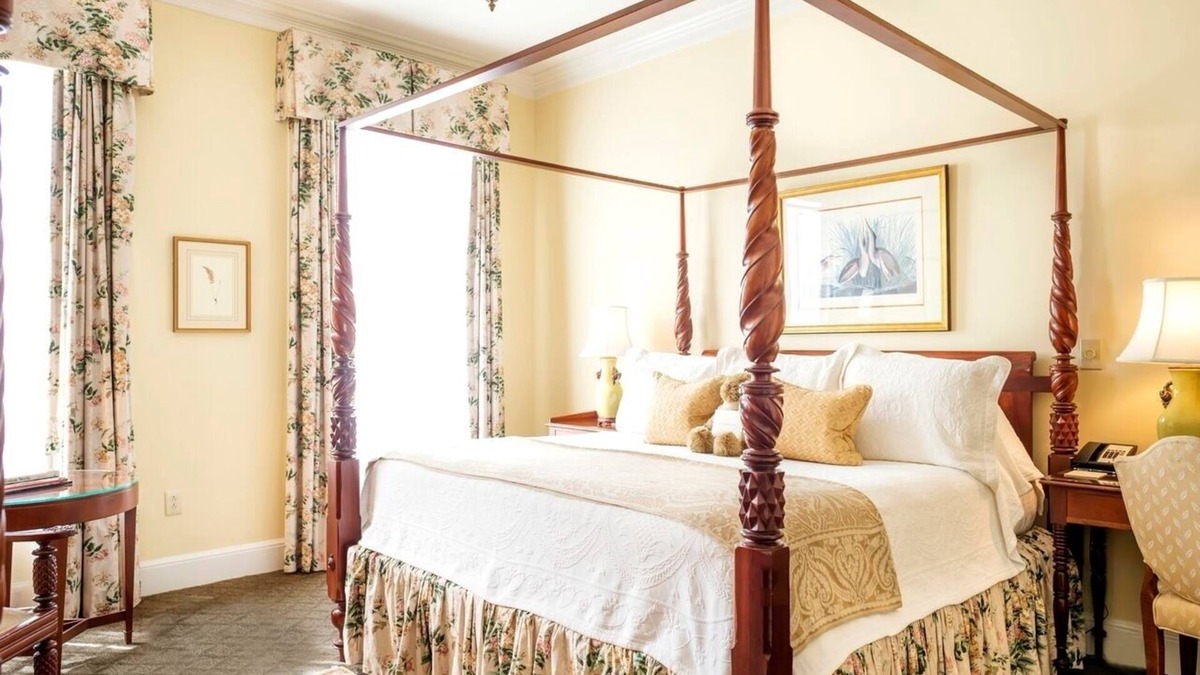 Charleston Historic District Hotel | Charleston's Urban Retreat: Refined Comfort in a Historic Setting