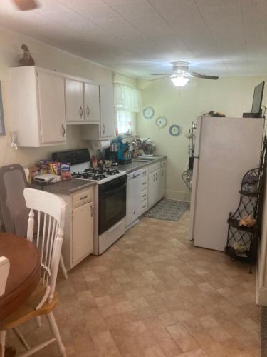 Rosewood Apartment | Charleston, SC themed - conveniently located well appointed one bedroom apartment in Columbia South Carolina