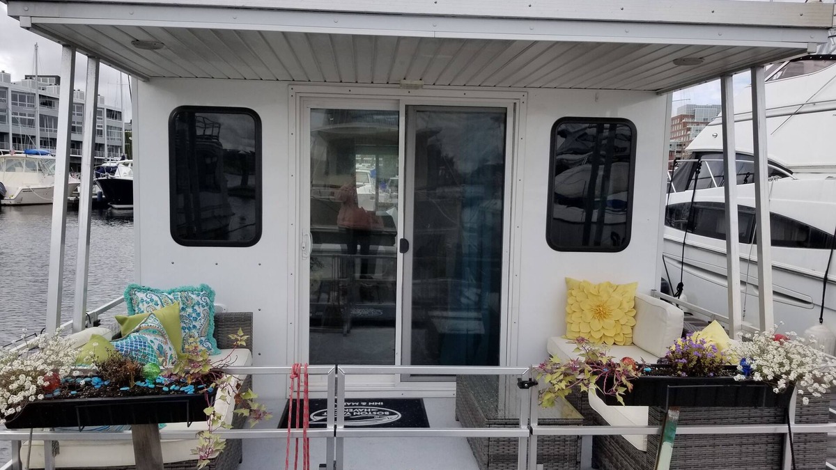 Thompson Square - Bunker Hill Boat Rental | Charlestown Houseboat Walk to attractions Be rocked to sleep