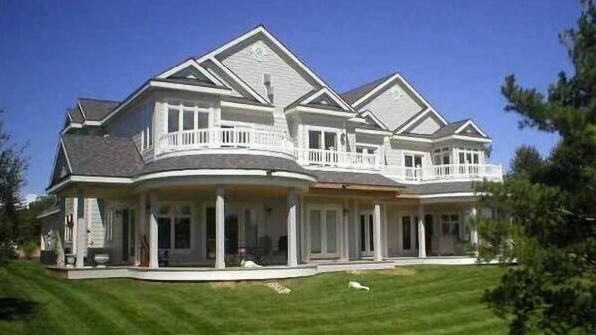 Charlevoix Condo | CHARLEVOIX HOME* LUXURY BEDS/JACUZZI*LEO/MIL/EMS disc