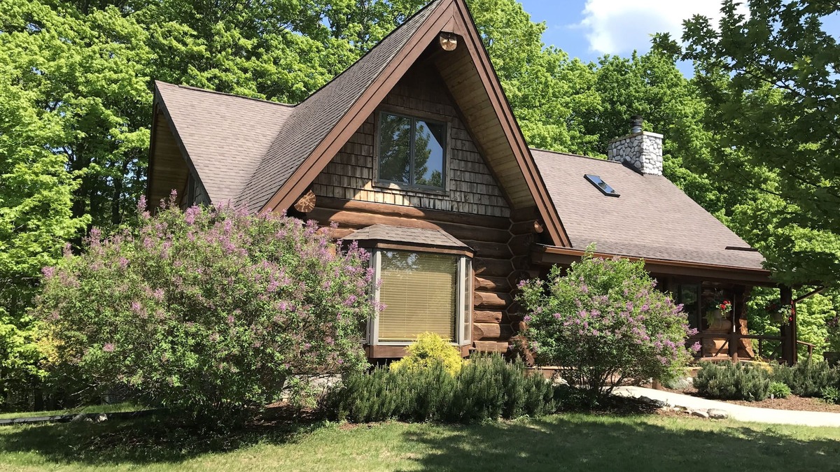Charlevoix House | Charlevoix's Beautiful Log Home