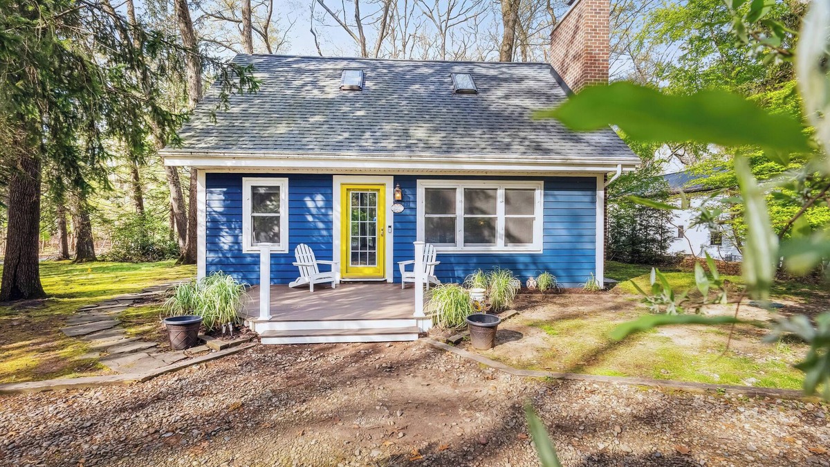 New Buffalo House | Charlie's on Commanche - Charming cottage tucked away in Michiana close to the l