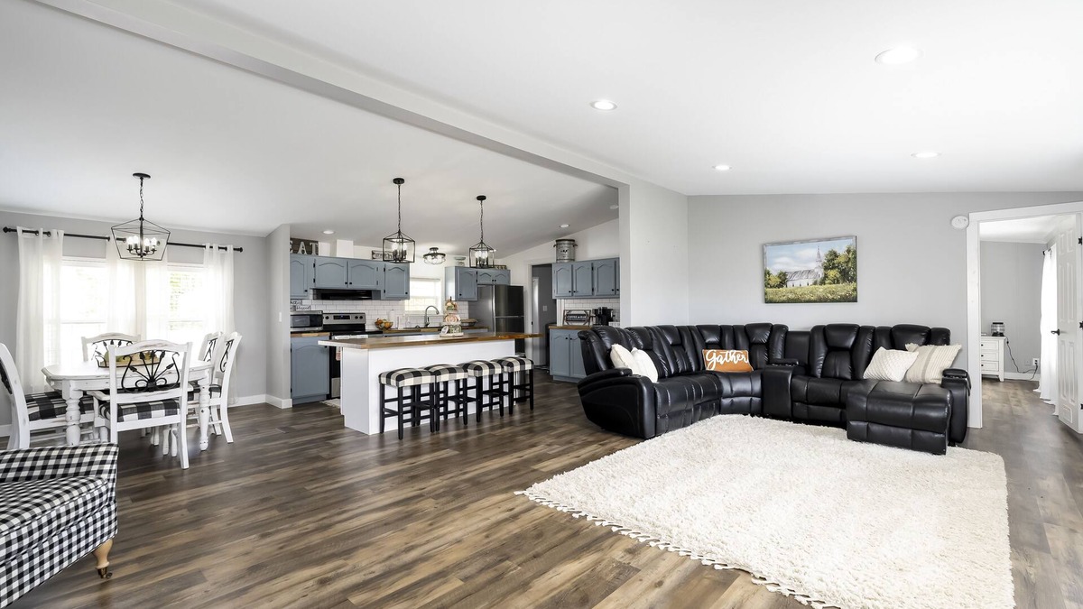 Dry Ridge House | Charlie's Place, minutes to The Ark, Sleeps 7. Fishing, hiking, paddleboat.
