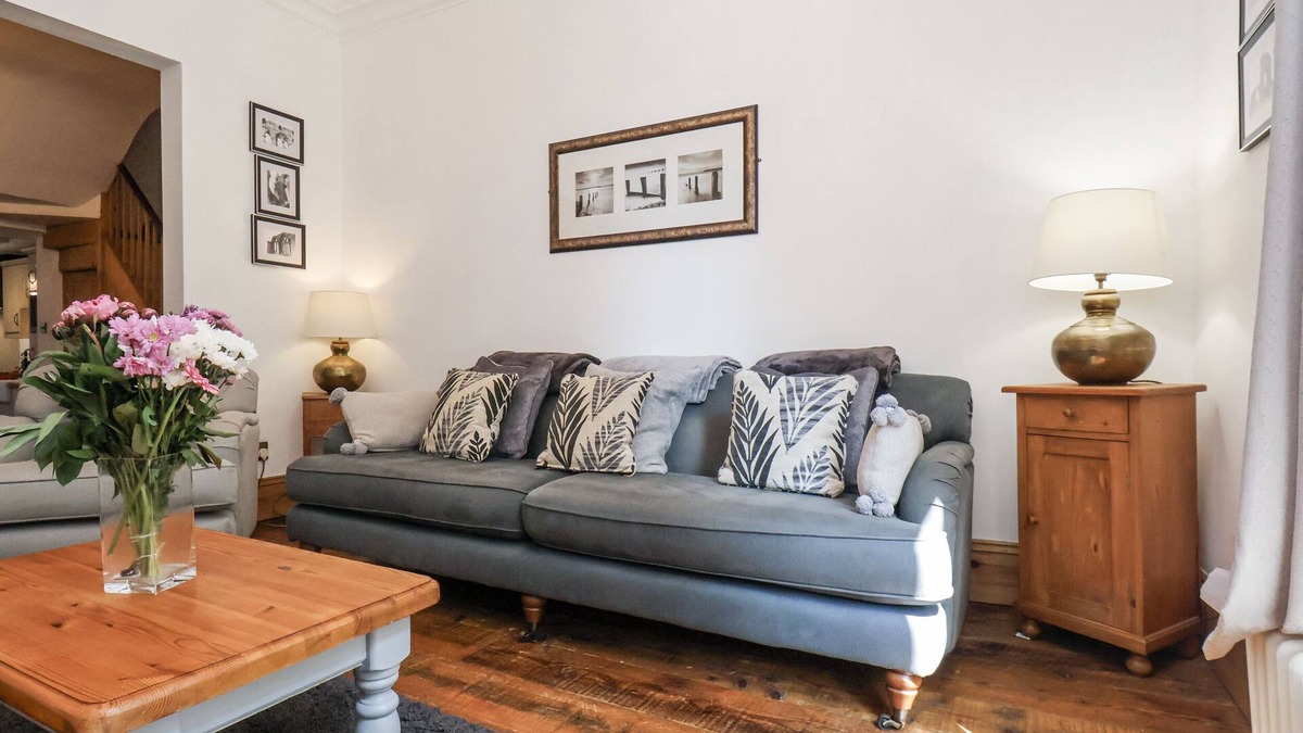 West Cliff Cottage | CHARLOTTE HOUSE, pet friendly, character holiday cottage in Whitby