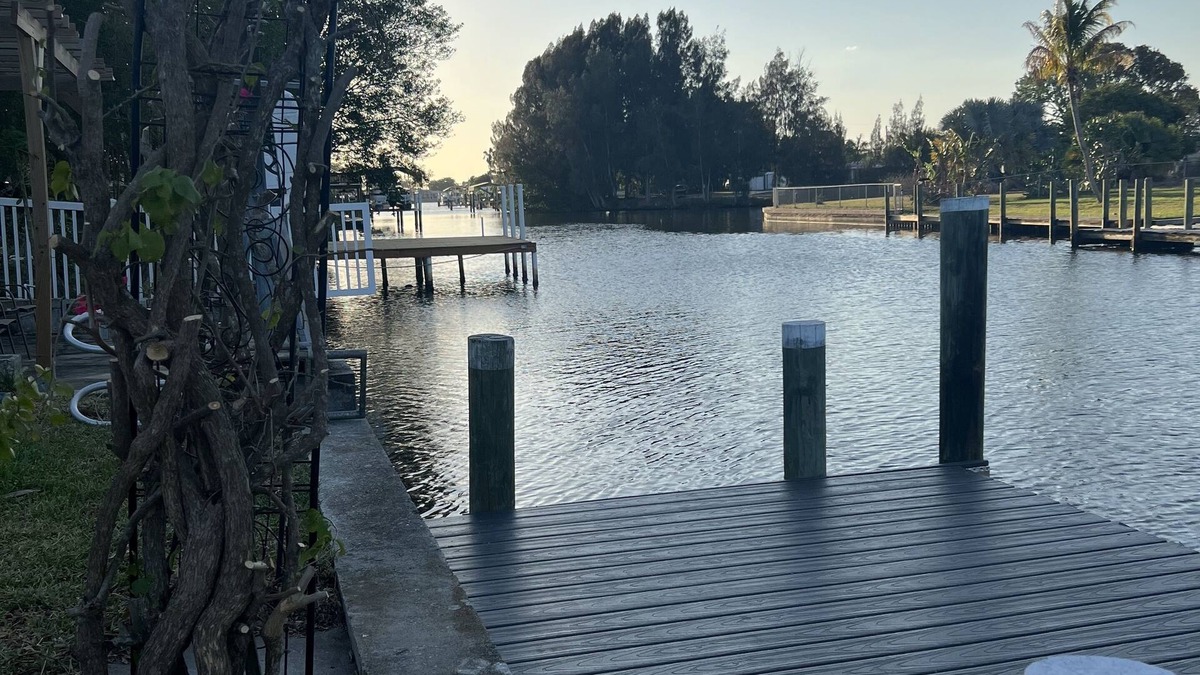 Edgewater House | Charlotte's Cottage 3BDR Heated Pool & Canal views