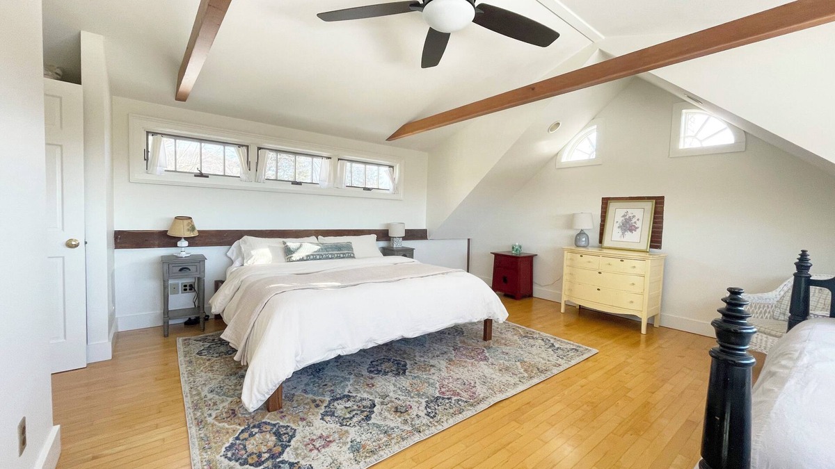 Charlotte Apartment | Charlotte village: full kitchen, king bed, views!