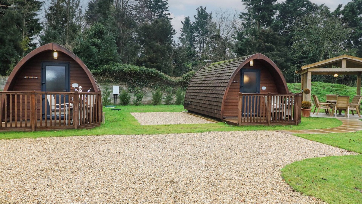 Spalding Cottage | CHARLOTTES, romantic, with a garden in Holbeach