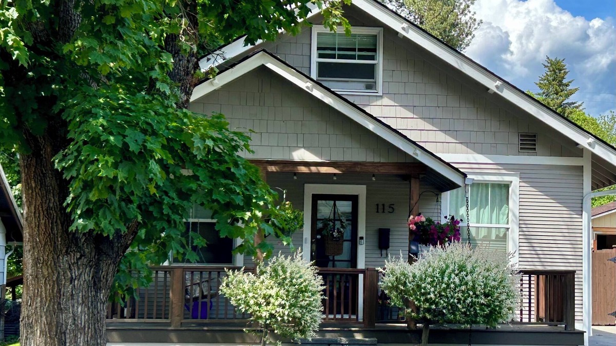 Coeur d'Alene House | Charm! 9m walk to Sherman Av, Beach & 6m to Midtown. Backyard, game room and AC!