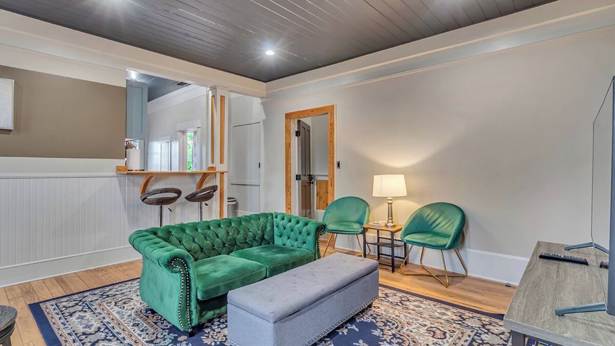 Savannah Victorian District Apartment | Charm & Champagne Lore, Dueling Sisters Inn, Cozy and comfortable, Downtown