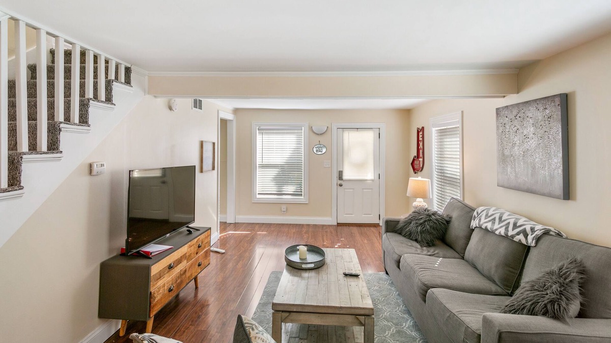 Libertyville House | Charm & Convenience, Walk to Downtown
