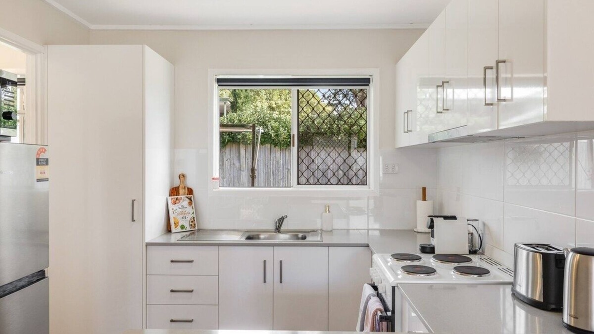 Centenary Heights Apartment | Charm in Leafy Centenary Heights!