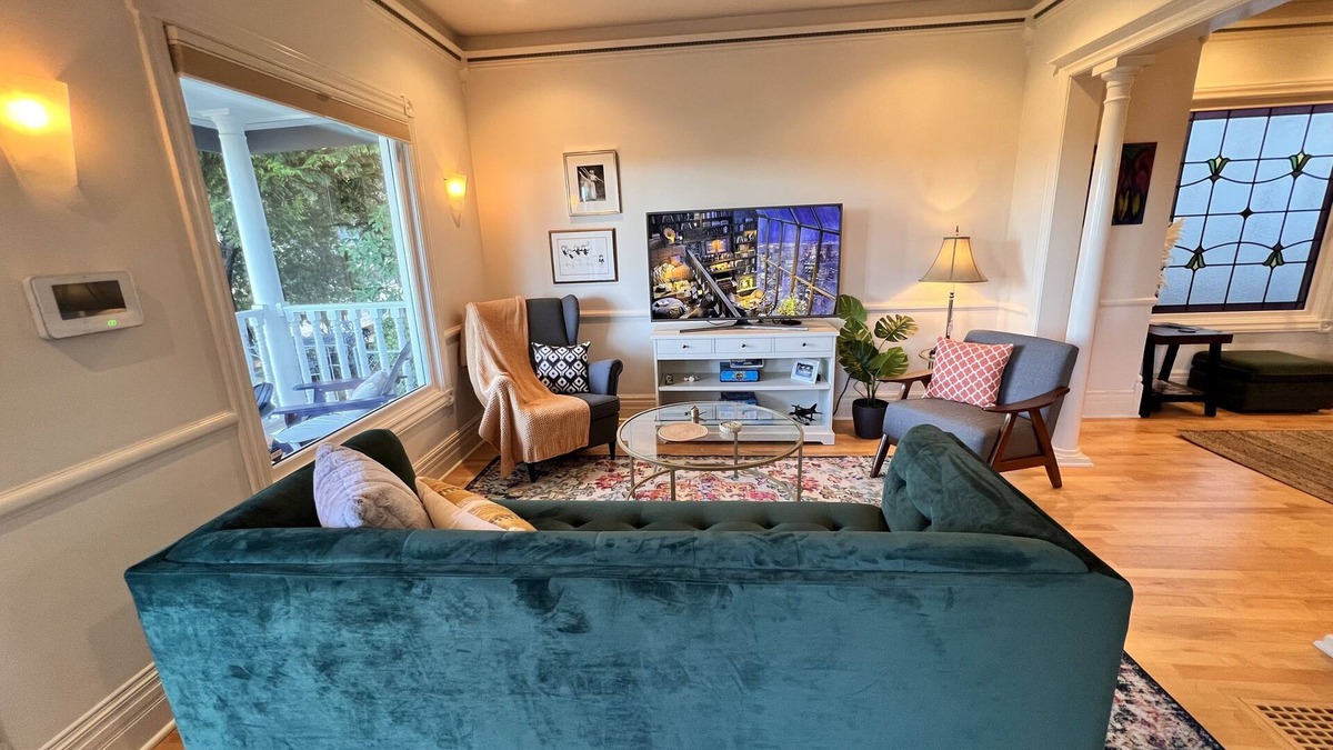 North Queen Anne House | Charm of Queen Anne w king & queen beds/front porch/patio/pvt parking