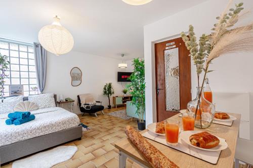 Le Pin Apartment | Charmant et Grand studio 34m2, Paris Disneyland 20min, Aéroport CDG, Parc Asterix, Gare de Chelles Gournay