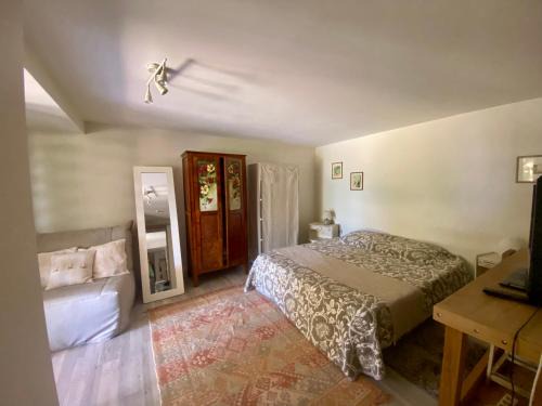 Bellerive-sur-Allier Apartment | Charmant F1 avec terrasse et vue sur jardin arboré - fraicheur naturelle du rez de jardin - parking