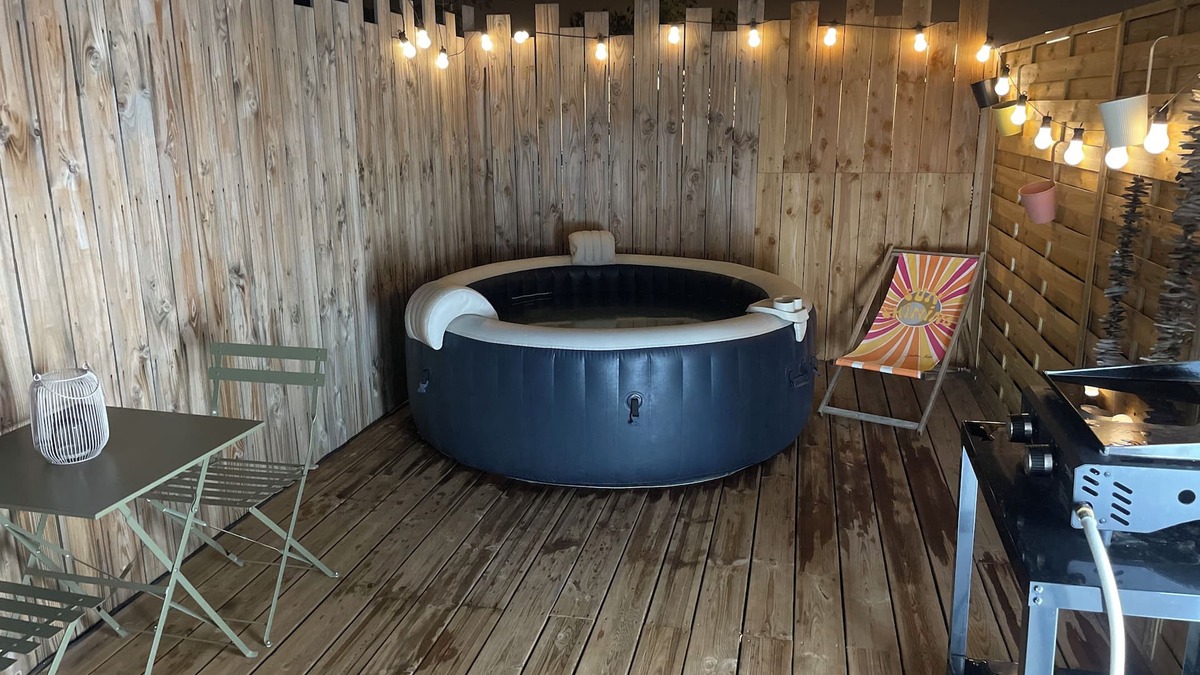Aimargues Apartment | Charmant Studio Avec Jacuzzi et Terrasse