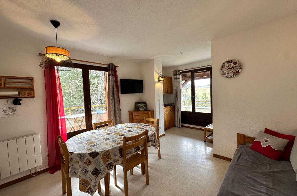 Villard-de-Lans Apartment | Charmant T2 cabine à Villard-de-Lans avec balcon, cuisine équipée et proche des montagnes - FR-1-515-36