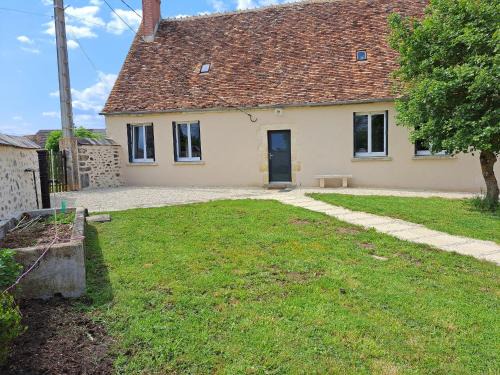 Thevet-Saint-Julien House | Charmante maison avec jardin, proche de George Sand, circuit auto, hippodrome, plans d'eau et nature. - FR-1-591-320