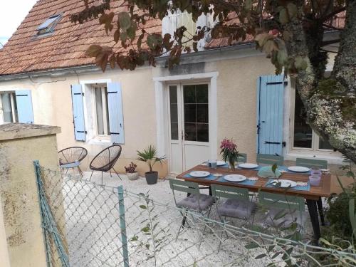 Ajat House | Charmante Maison 3 Chambres avec Jardin, Terrasse et Piscine aux Portes de Périgord - FR-1-616-285