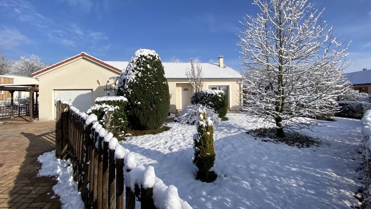 Dounoux Villa | Charmante Maison Laquarelle Avec Jardin Clôturé et Arboré