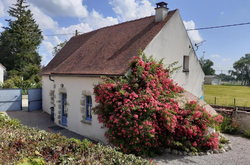 Louchy-Montfand House | Charmante maison rénovée avec cour, proche bourg, WiFi, jardin clos, animaux acceptés, à Louchy-Montfand - FR-1-489-178