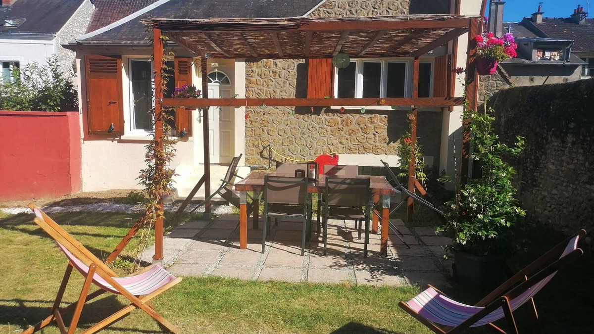 Etampes House | Charmante Maisonnette et son Petit Coin de Verdure