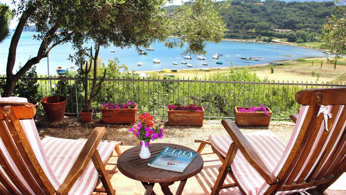 Mola Villa | Charmante Villa 50 m vom Meer entfernt, mit Garten. Vier Gäste.