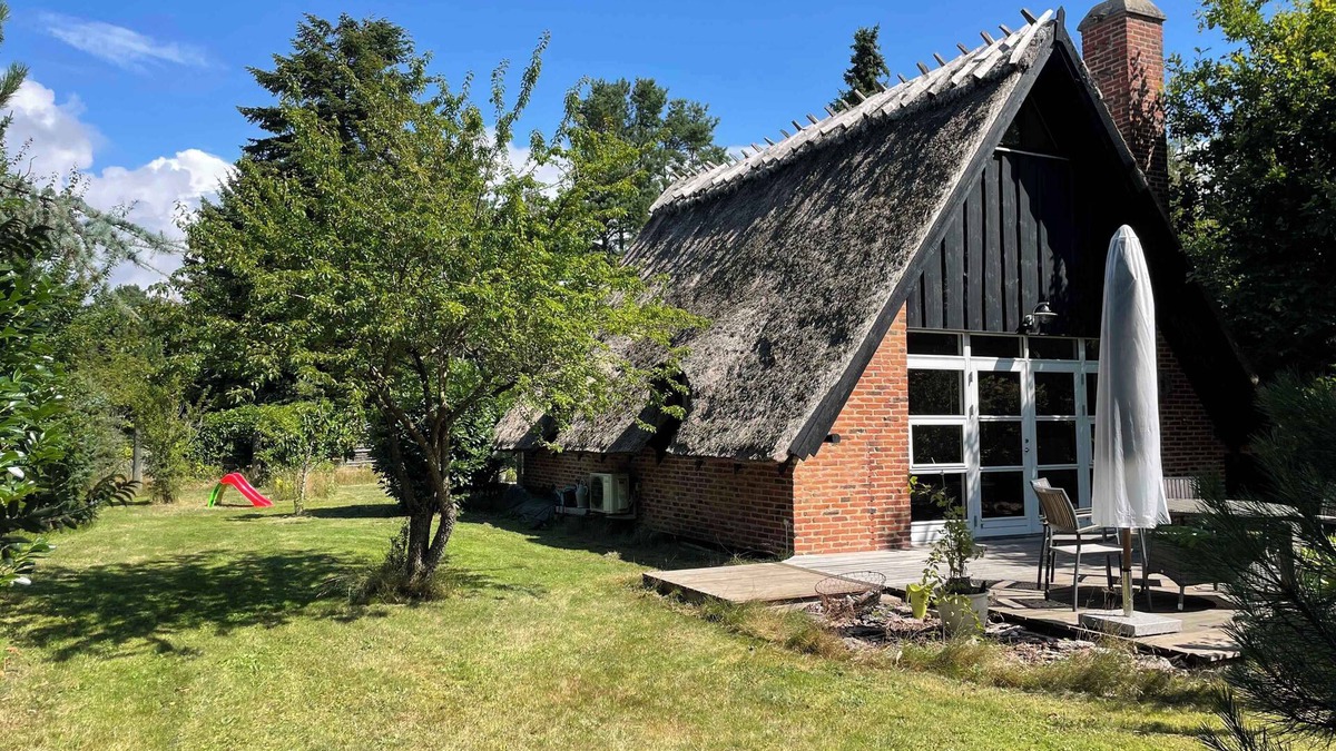 Skaverup House | Charmerende sommerhus med stråtag tæt ved vandet