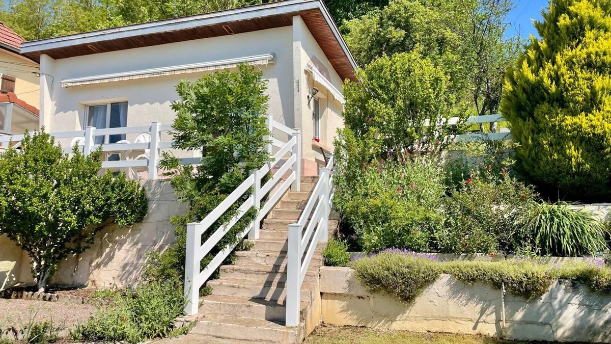 Changey House | Charmes lakeside house