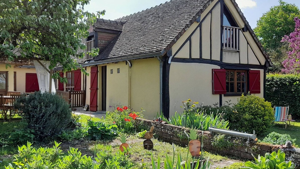Nouvelle d'Arrou Cottage | Charming Family-Friendly Getaway with Garden, Mezzanine & Games Room in Arrou