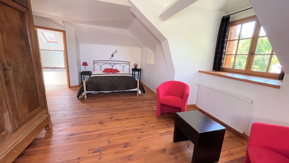 Saint-Victor-Montvianeix Bed & Breakfast | Charming double room, in the middle of a wooded park, away from the noise