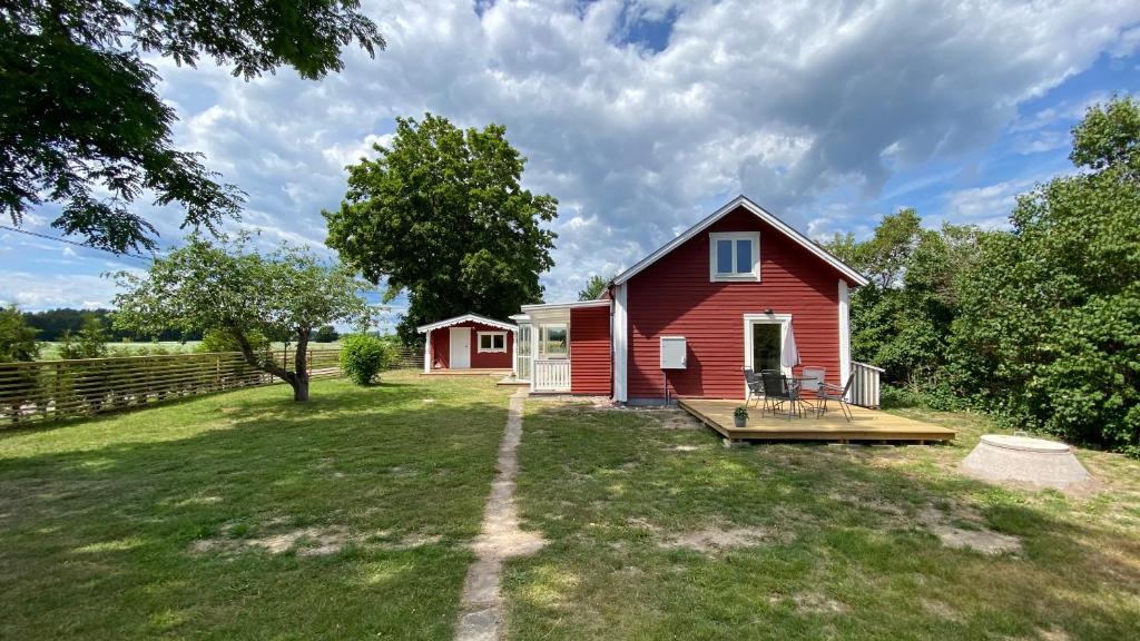 Kalmar Municipality House | Charmig, nyrenoverat och fullt utrustad stuga. Anpassad för hundar, nära till naturen och havet. Gångavstånd till golfbana.
