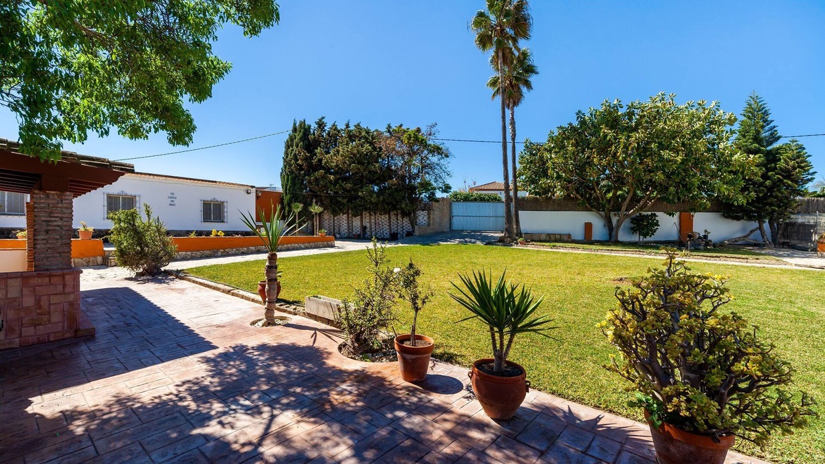 Chiclana de la Frontera House | Charming Home with Spacious Garden, Pool, Terrace and Wi-Fi; Pet-Friendly