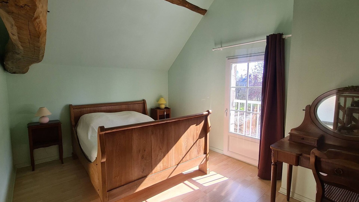 Saint-Cyr-en-Bourg House | Charming independent tufa house