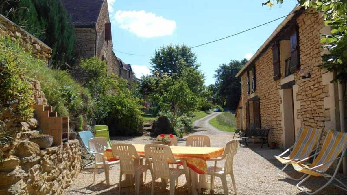 Saint-Vincent-le-Paluel Cottage | Charming 3-Bedroom House with Terrace Near Sarlat in Dordogne
