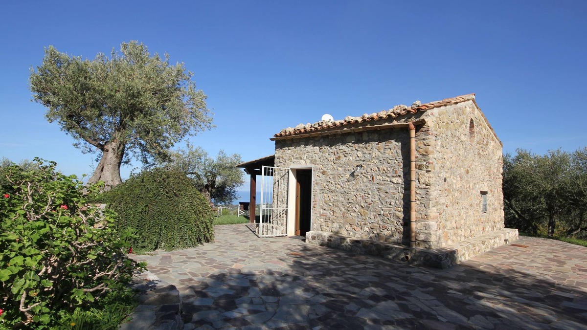 Campofelice di Roccella Ski Chalet | Charming white house with sea view and swimming pool