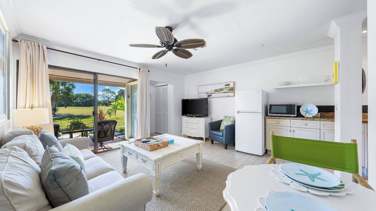 Bunker Oaks Condo | Charming 1/1 Golf Course Front condo Bunker Oaks