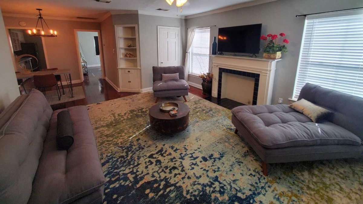 Southgate Apartment | Charming 1 Bdr/1 Bth Upstairs Unit in Med Center