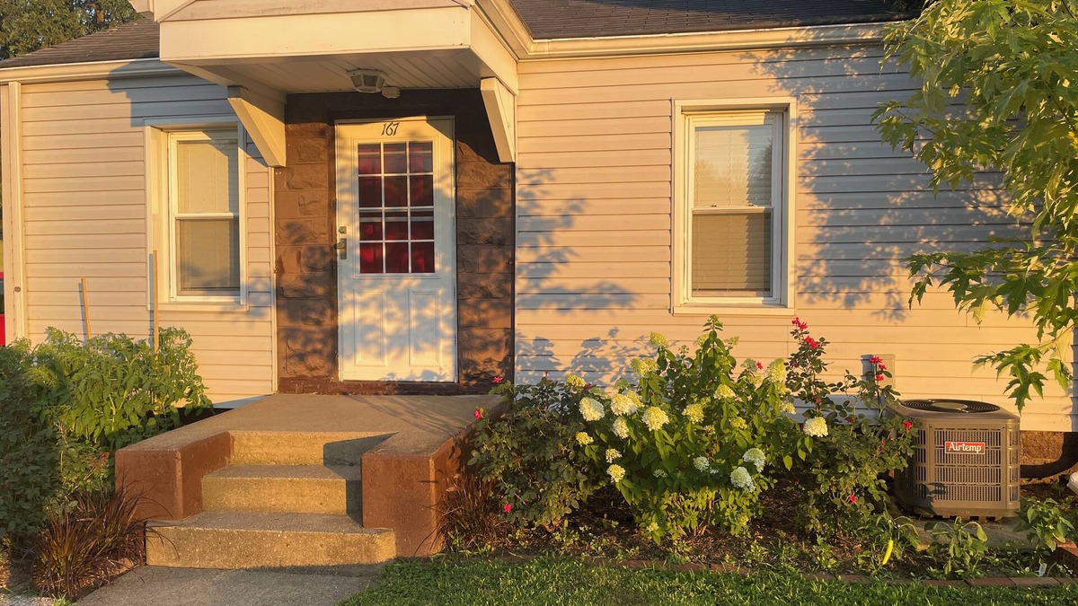 New Philadelphia House | Charming 1-bdrm pet friendly home in New Philadelphia with AC and fenced yard