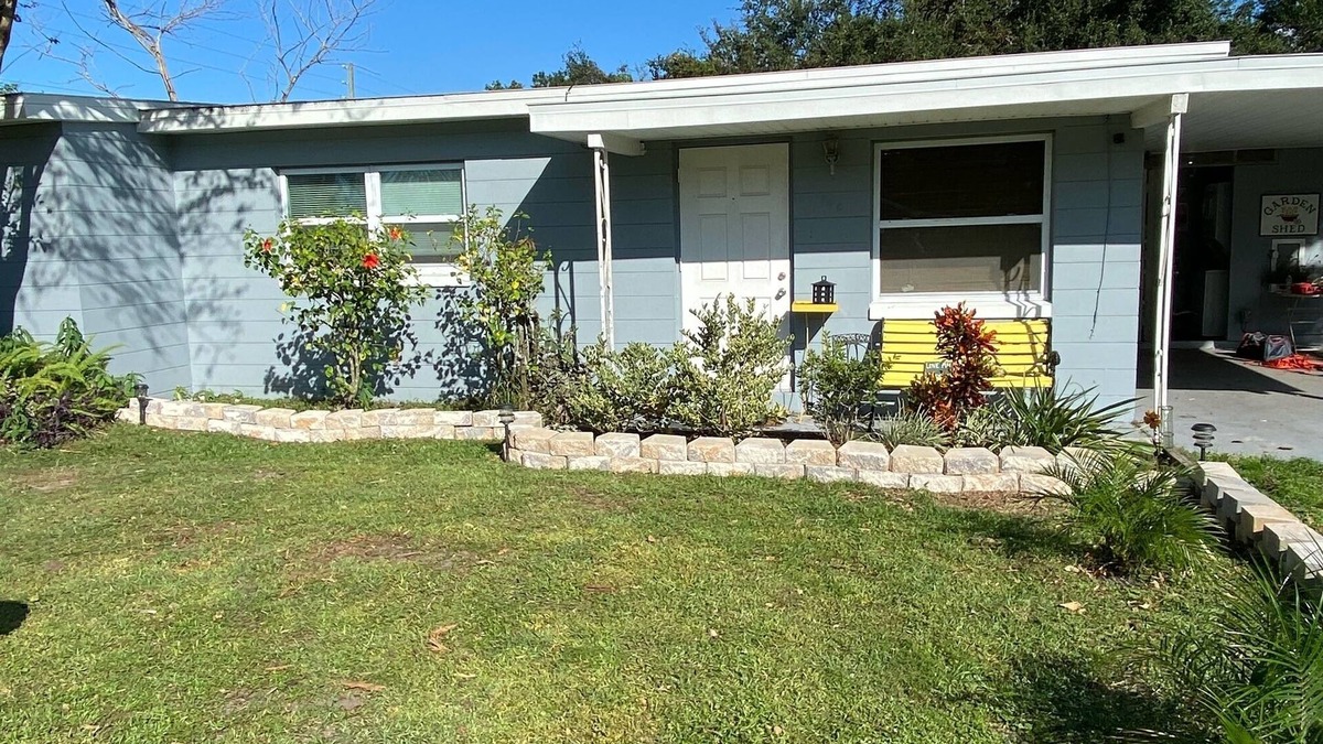Historic Downtown Kissimmee House | Charming 1 bed/1 bath cottage - 700 s/f in a side by side duplex w/carport